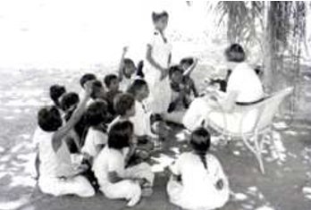 Anna Irbe - Founder of LELC with a class of children in Tamil Nadu Anna Irbe